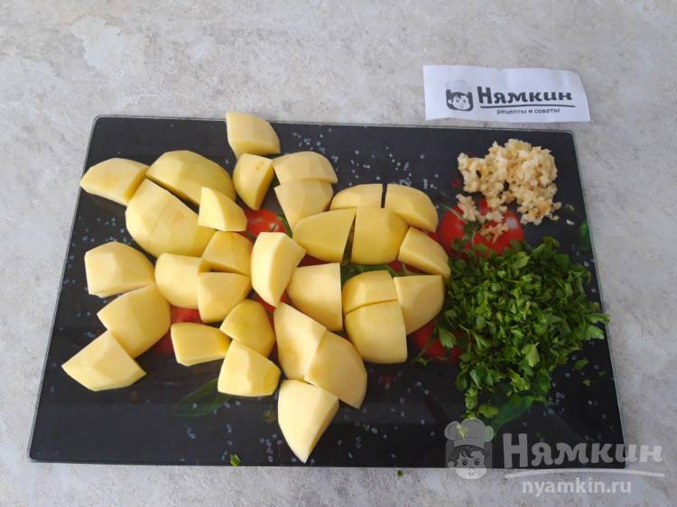 Запечённый картофель в масле и петрушке  - фото шаг 2