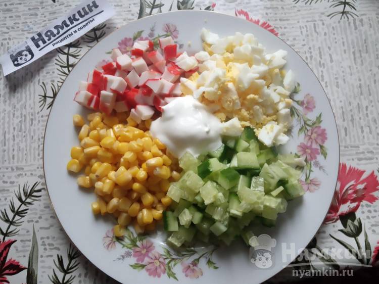 Салат с крабовыми палочками, кукурузой, яйцом и огурцом — пошаговый рецепт с фото
