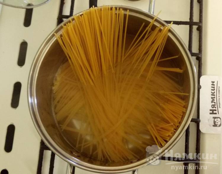 «Гнезда» из спагетти с фаршем