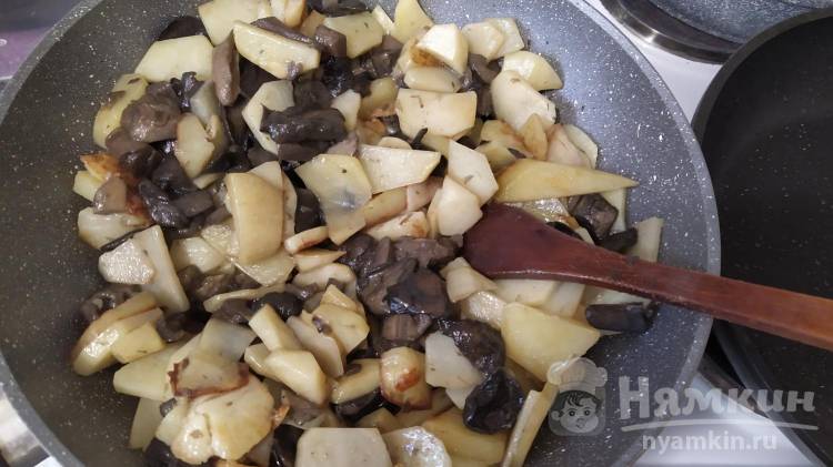 Картошка с замороженными грибами на сковороде жареная