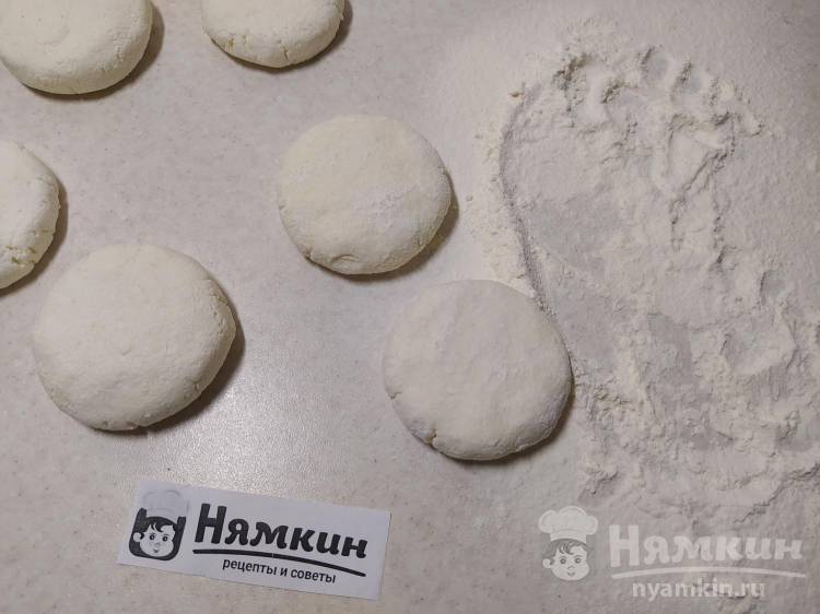 Сырники без яиц с корицей и сахарной пудрой - фото шаг 2