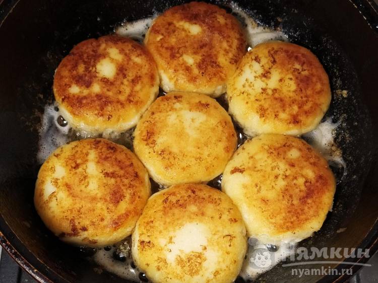 Сырники без яиц с корицей и сахарной пудрой - фото шаг 3