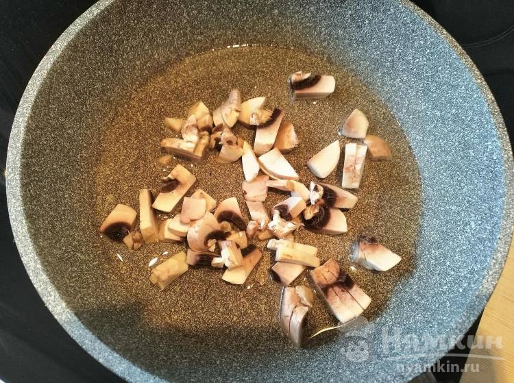 Яичница в виде рулета с шампиньонами и зеленью - фото шаг 1