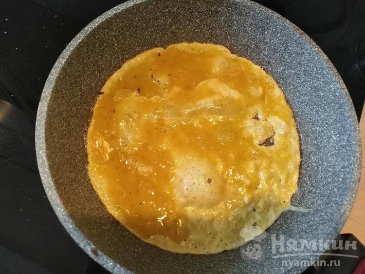 Яичница в виде рулета с шампиньонами и зеленью - фото шаг 2