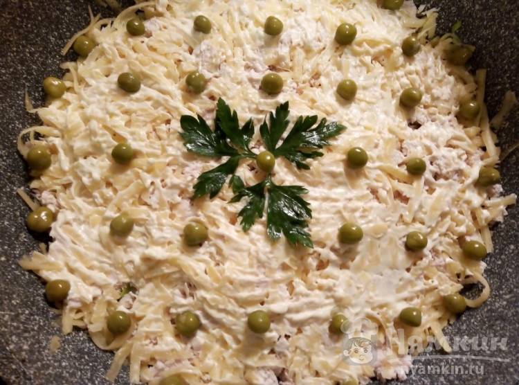 Запеканка из куриного филе, картофеля и зеленого горошка на сковороде - фото шаг 9