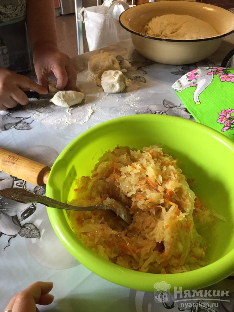 Жареные пирожки с капустой на сковороде