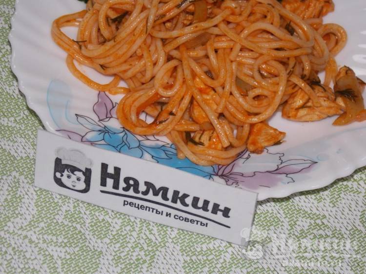 Спагетти с куриным филе в томатном соусе на сковороде - фото шаг 8