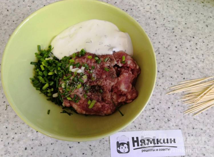 Кабачки с фаршем, сметаной и зеленью в духовке - фото шаг 3