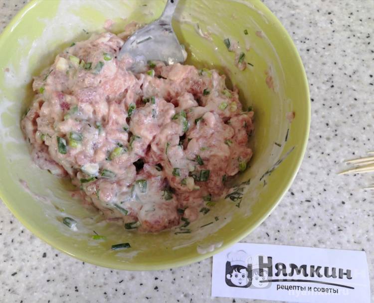 Кабачки с фаршем, сметаной и зеленью в духовке - фото шаг 4
