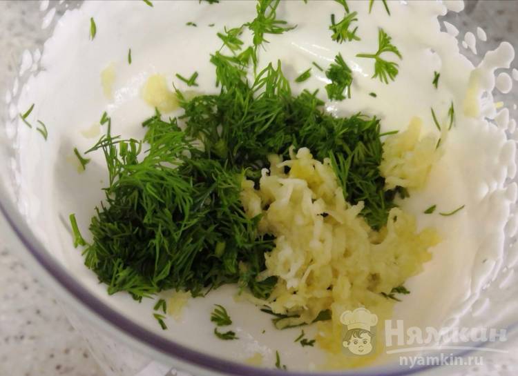 Кабачки с фаршем, сметаной и зеленью в духовке - фото шаг 6