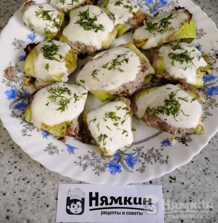 Кабачки с фаршем, сметаной и зеленью в духовке - фото шаг 8
