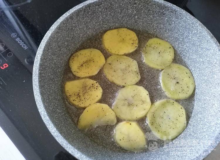 Яичница с картофелем и зеленью на сковороде  - фото шаг 1