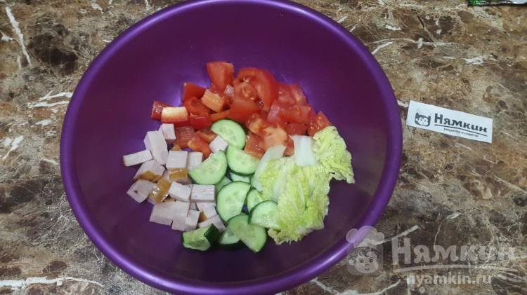 Простой салат с ветчиной и свежими овощами на оливковом масле - фото шаг 2