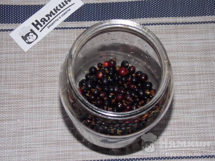 Компот из черной смородины с мелиссой на зиму - фото шаг 1
