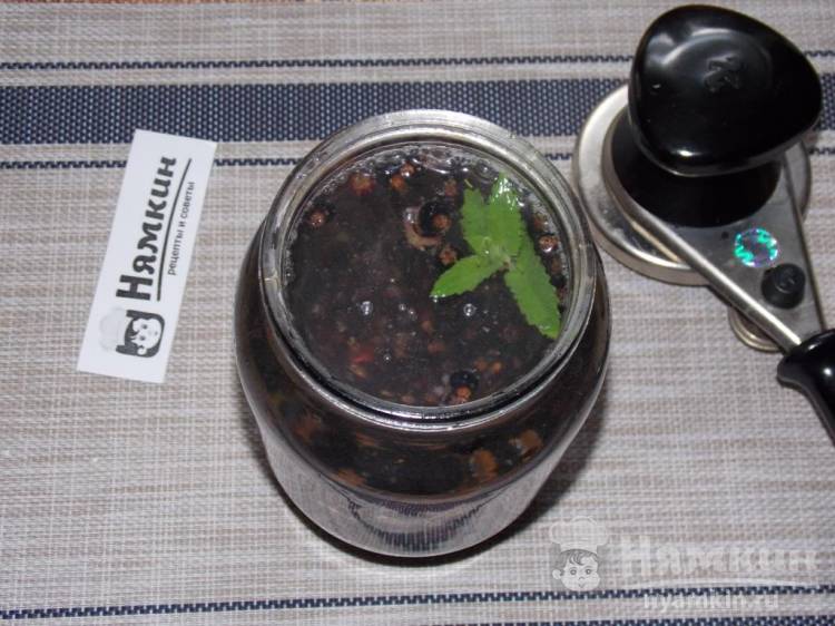 Компот из черной смородины с мелиссой на зиму - фото шаг 4