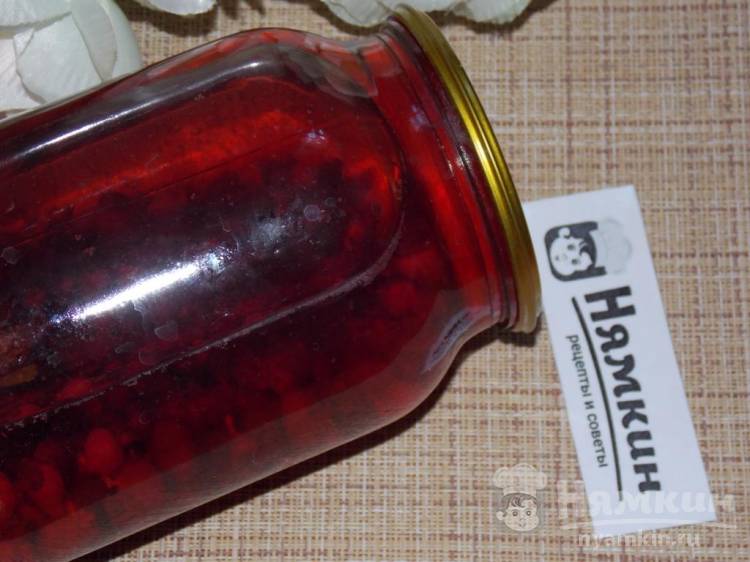 Компот из черной смородины с мелиссой на зиму - фото шаг 5