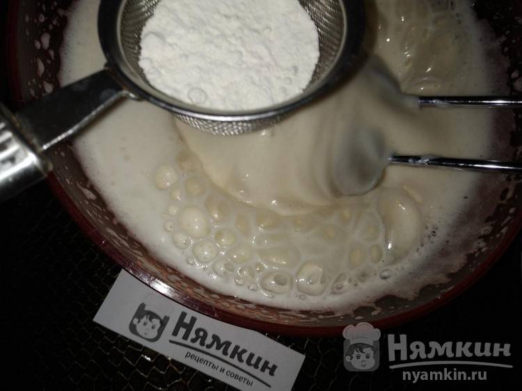 Тонкий пирог с яблоком на молоке - фото шаг 6