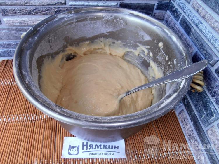 Пирог на кефире с клубникой - фото шаг 5