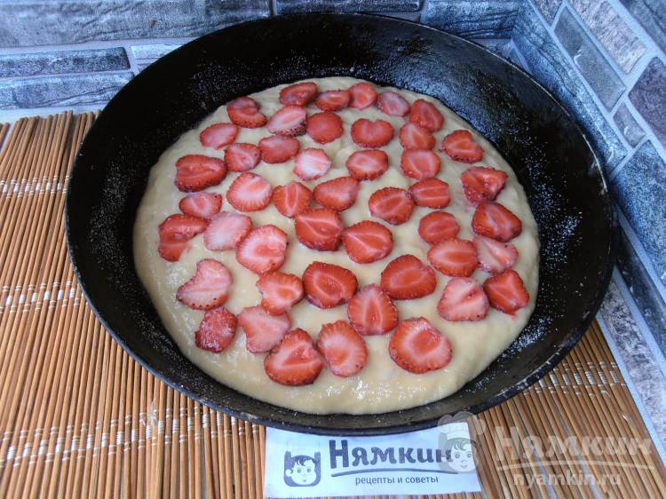 Пирог на кефире с клубникой - фото шаг 7