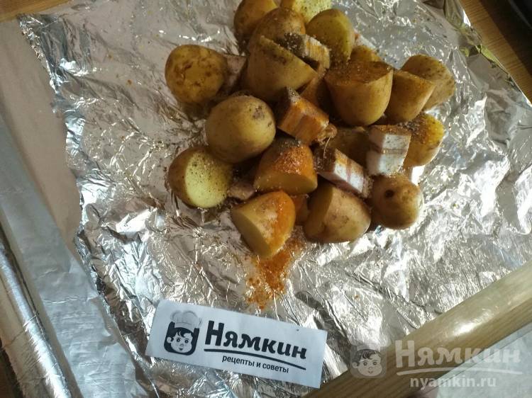 Картошка с салом запечённая в фольге