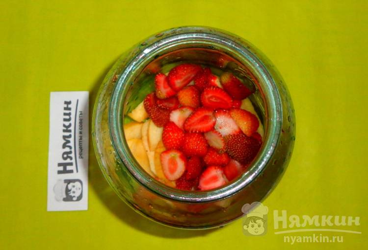 Компот из клубники и яблок на зиму - фото шаг 4