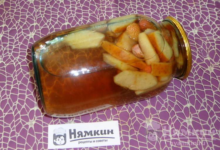 Компот из клубники и яблок на зиму - фото шаг 8