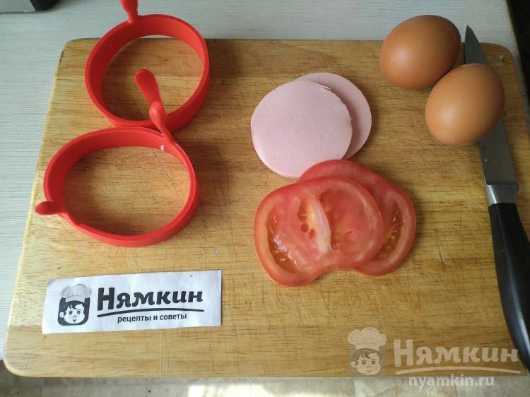 Глазунья с колбасой и помидором в формочках - фото шаг 1