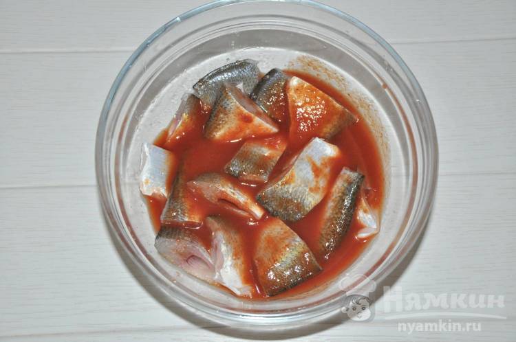 домашняя консерва из речной рыбы в томатном соусе - фото шаг 4