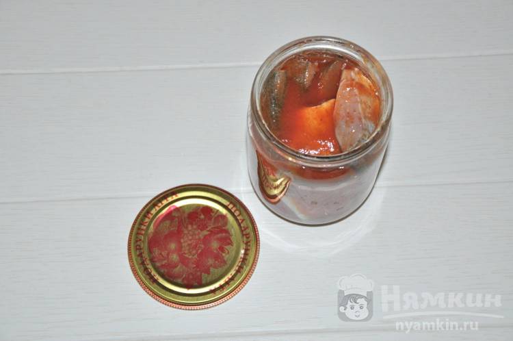 домашняя консерва из речной рыбы в томатном соусе - фото шаг 6