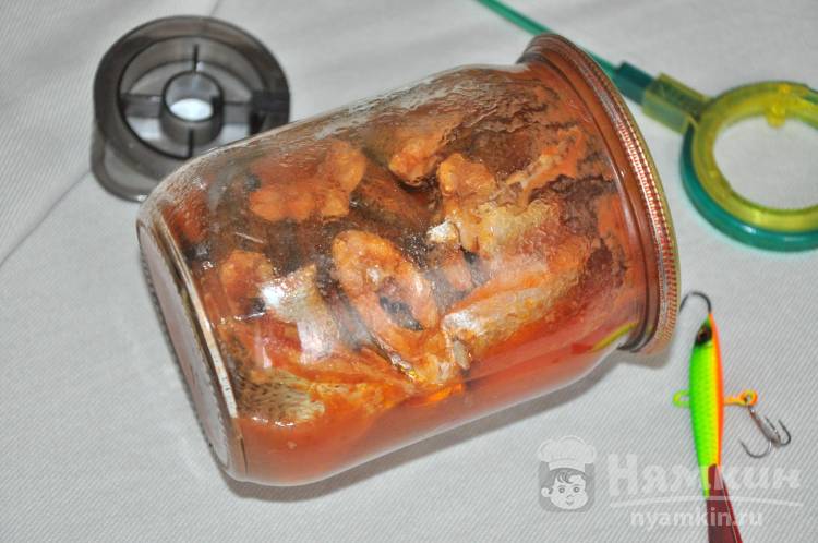 домашняя консерва из речной рыбы в томатном соусе - фото шаг 10