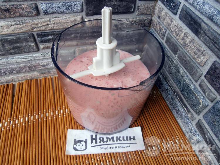 Смузи из клубники и банана на молоке - фото шаг 5