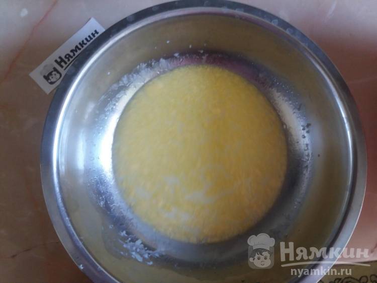 Пицца с грибами и колбасой из хрустящего дрожжевого теста - фото шаг 2
