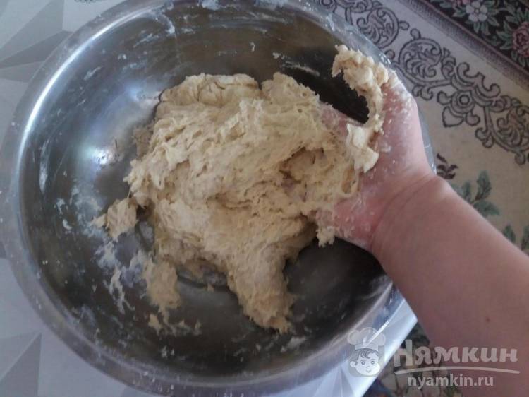 Пицца с грибами и колбасой из хрустящего дрожжевого теста - фото шаг 3