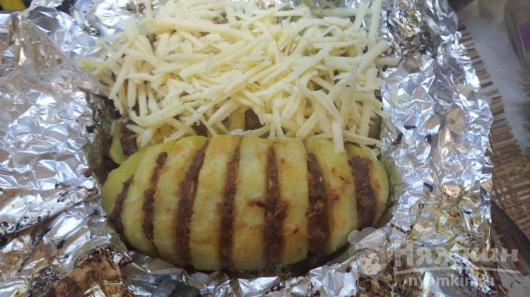 Запеченная картошка гармошка с колбасой в духовке