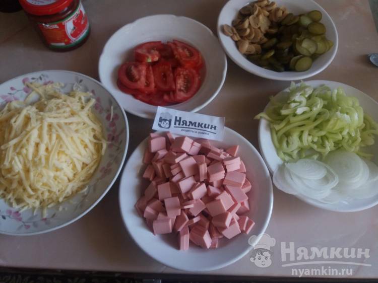 Пицца с грибами и колбасой из хрустящего дрожжевого теста - фото шаг 6
