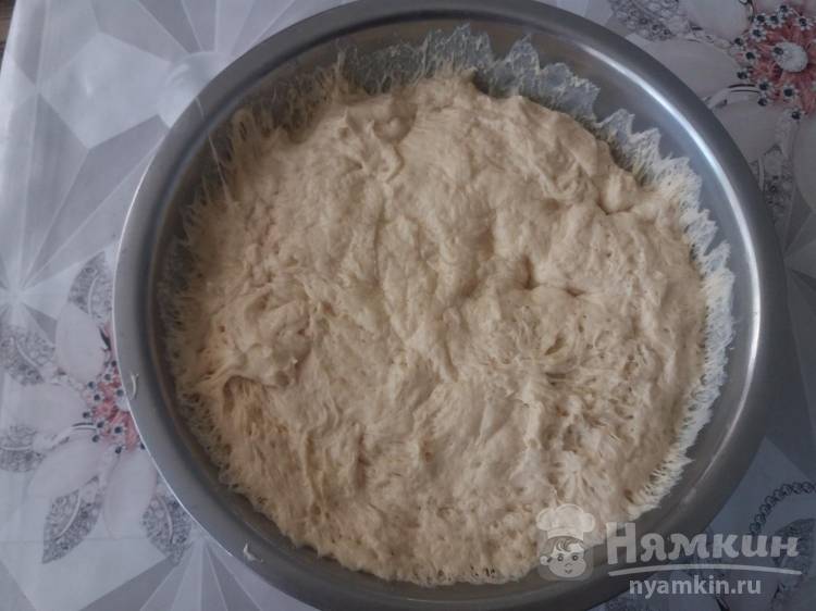 Пицца с грибами и колбасой из хрустящего дрожжевого теста - фото шаг 7