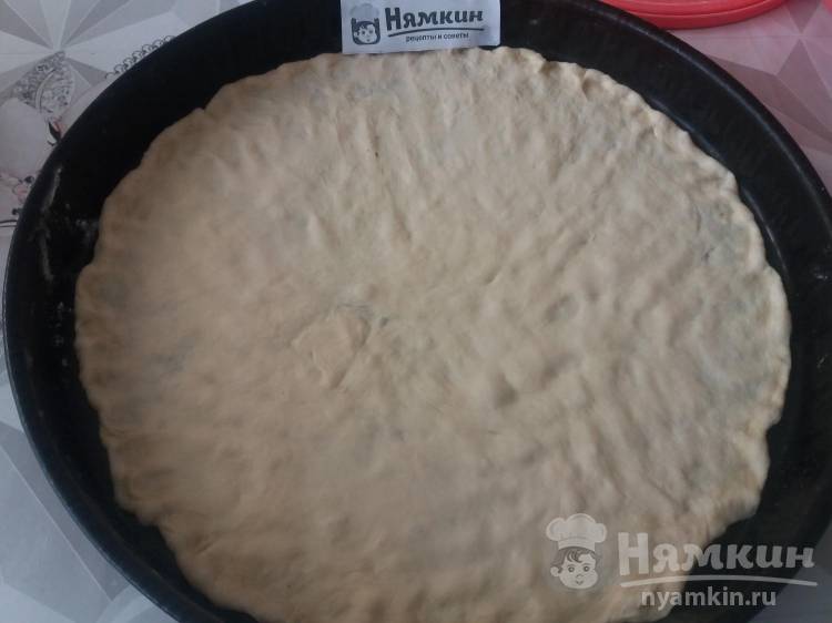Пицца с грибами и колбасой из хрустящего дрожжевого теста - фото шаг 8