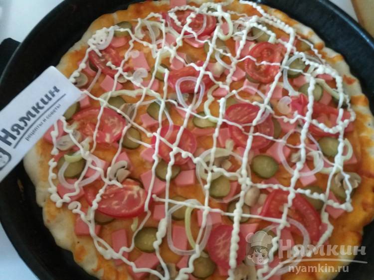 Пицца с грибами и колбасой из хрустящего дрожжевого теста - фото шаг 10
