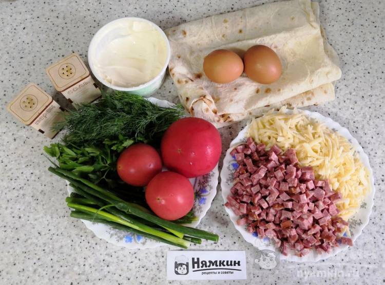 Рулетики из лаваша с колбасой, помидорами и зеленью  - фото шаг 1