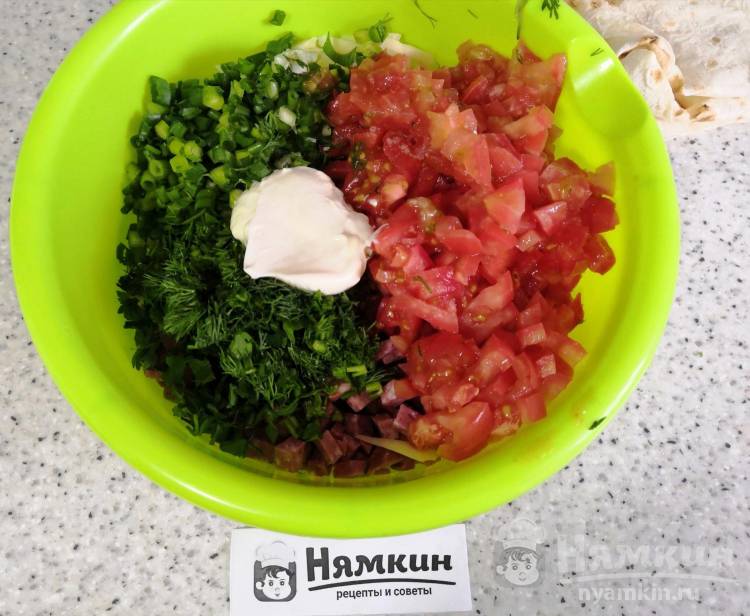 Рулетики из лаваша с колбасой, помидорами и зеленью  - фото шаг 2