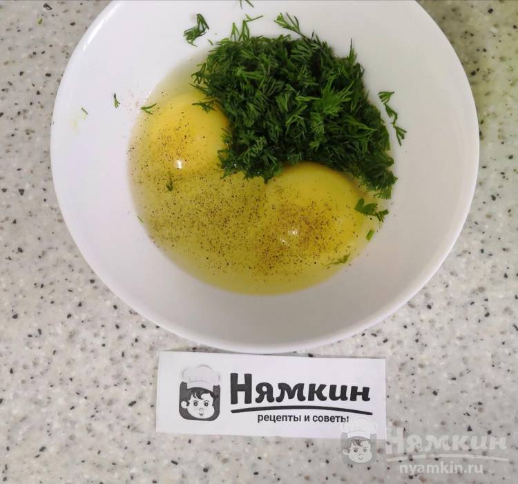 Рулетики из лаваша с колбасой, помидорами и зеленью  - фото шаг 3