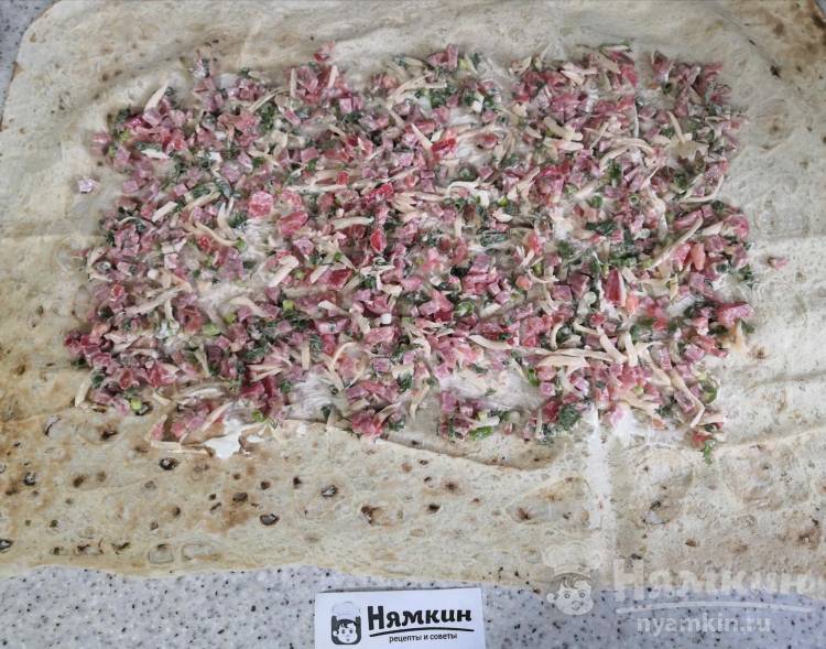 Рулетики из лаваша с колбасой, помидорами и зеленью  - фото шаг 4