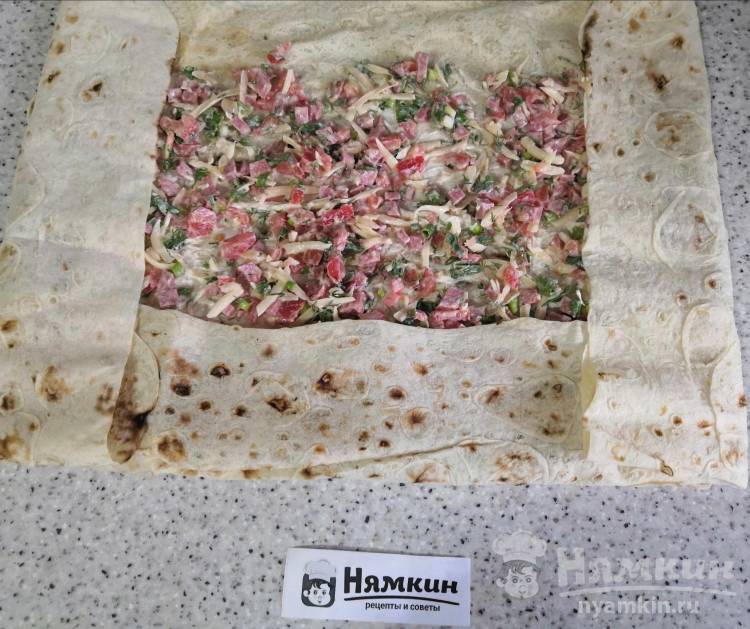 Рулетики из лаваша с колбасой, помидорами и зеленью  - фото шаг 5