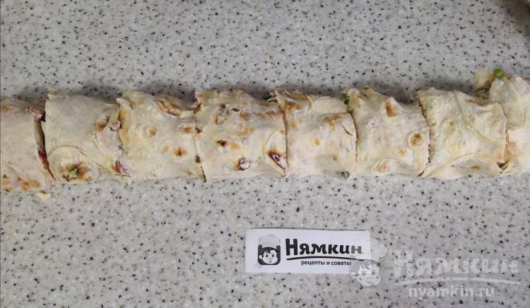 Рулетики из лаваша с колбасой, помидорами и зеленью  - фото шаг 6