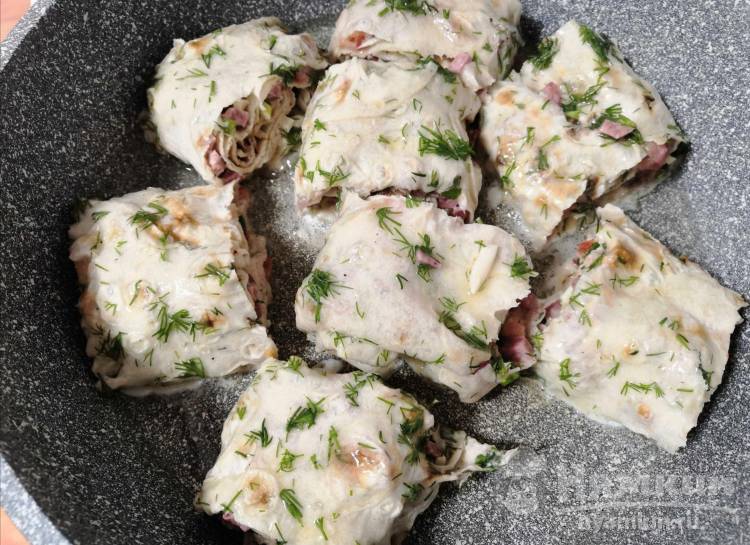 Рулетики из лаваша с колбасой, помидорами и зеленью  - фото шаг 7