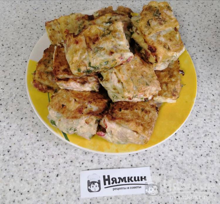 Рулетики из лаваша с колбасой, помидорами и зеленью  - фото шаг 8