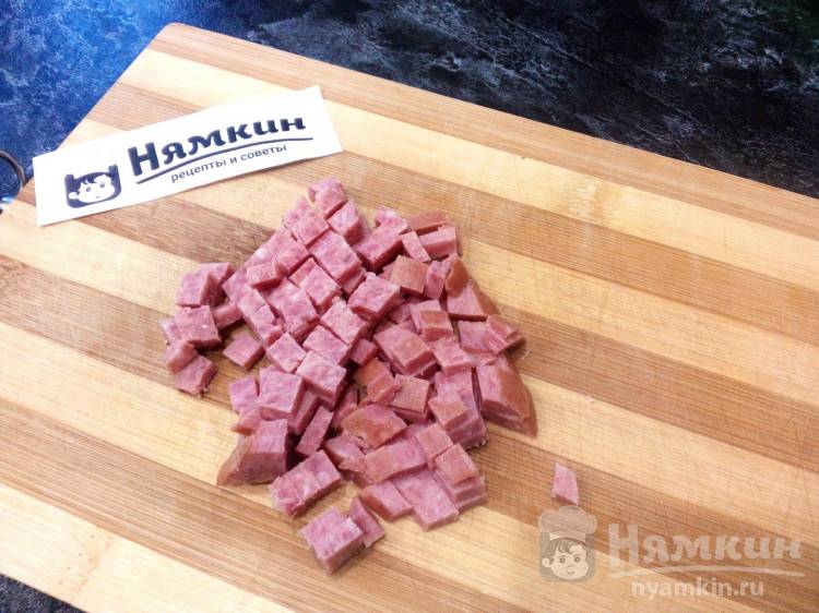 Русская освежающая окрошка с редисом и колбасой - фото шаг 2