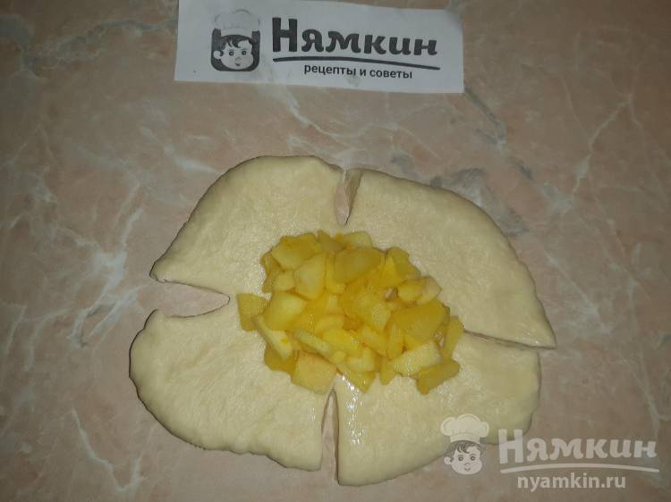 Булочки Розочки с яблоком в духовке - фото шаг 7