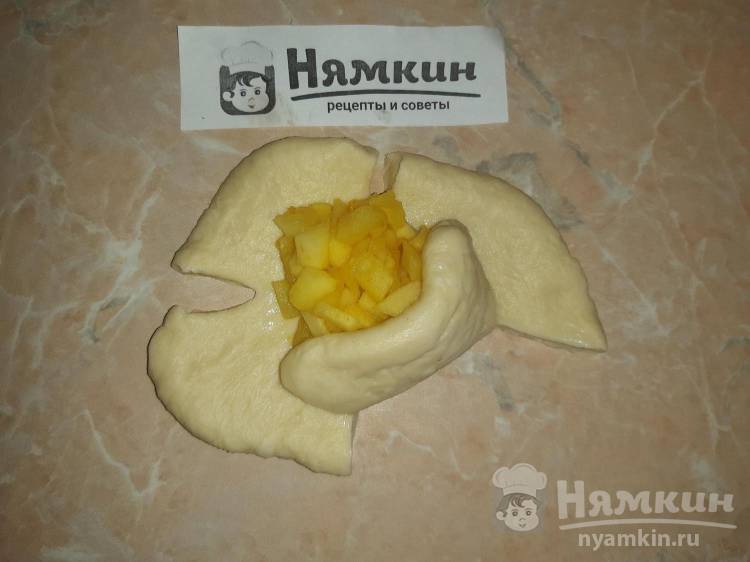 Булочки Розочки с яблоком в духовке - фото шаг 8
