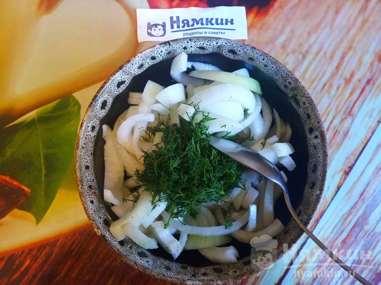 Быстрый маринованный лук с укропом и уксусом - фото шаг 3